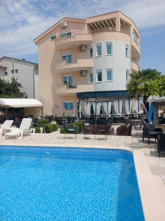 Outdoor pool with the guest house in the background