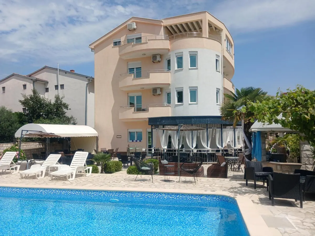 Front of Guest House Denis beside the pool