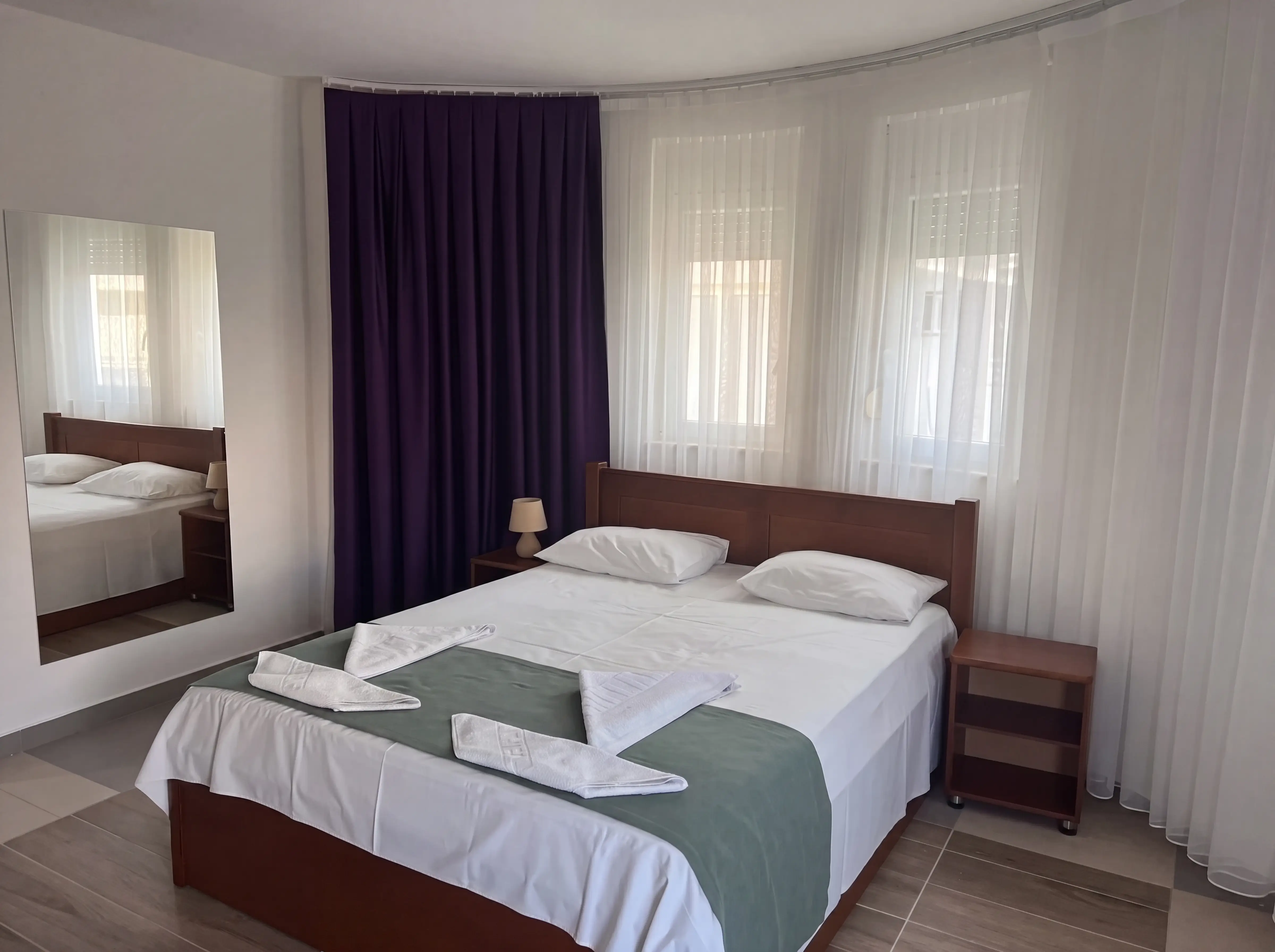 Doppelzimmer mit einem großen Doppelbett und Balkon