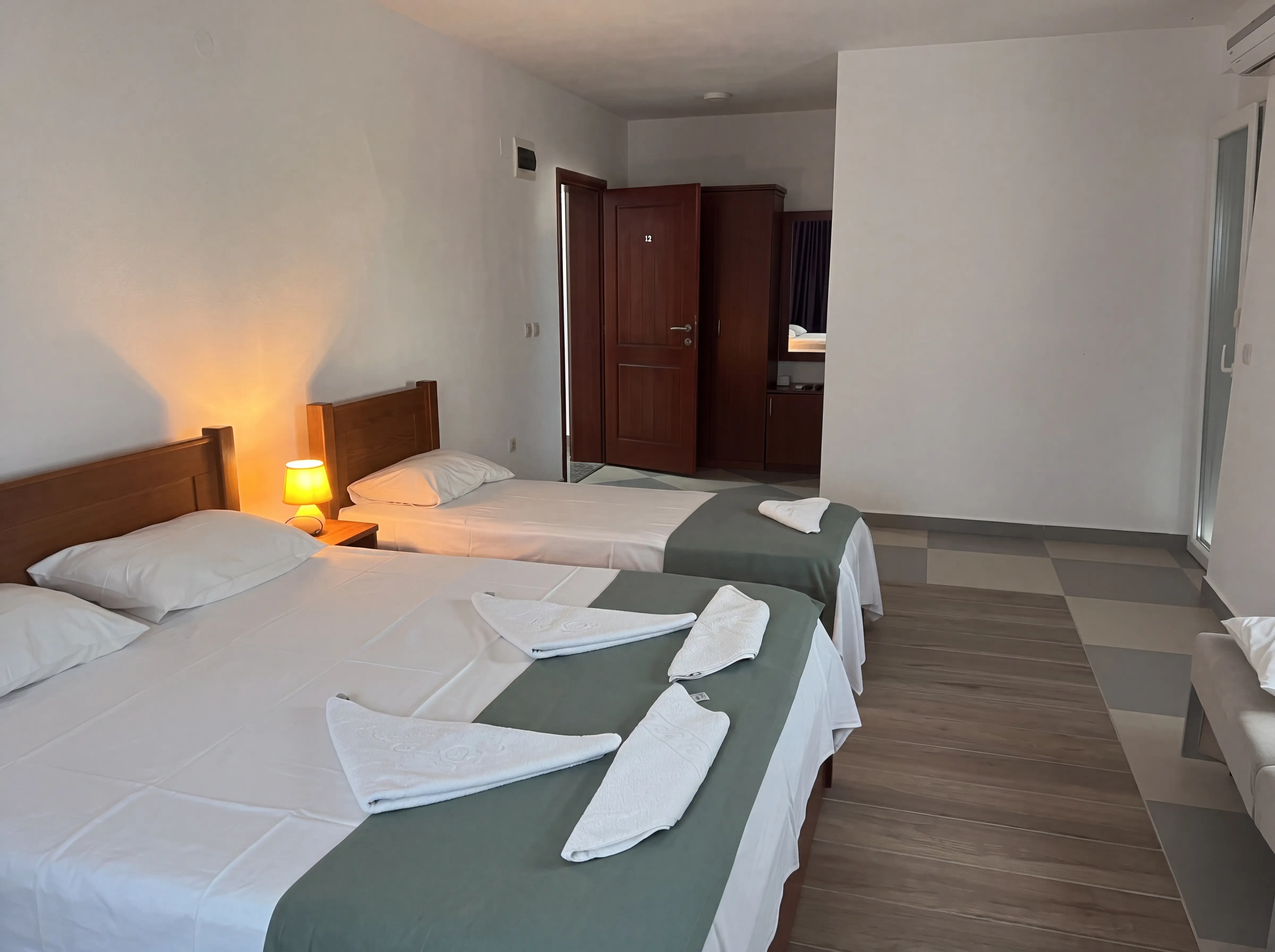 Familienzimmer mit zwei Einzelbetten und einem großen Doppelbett
