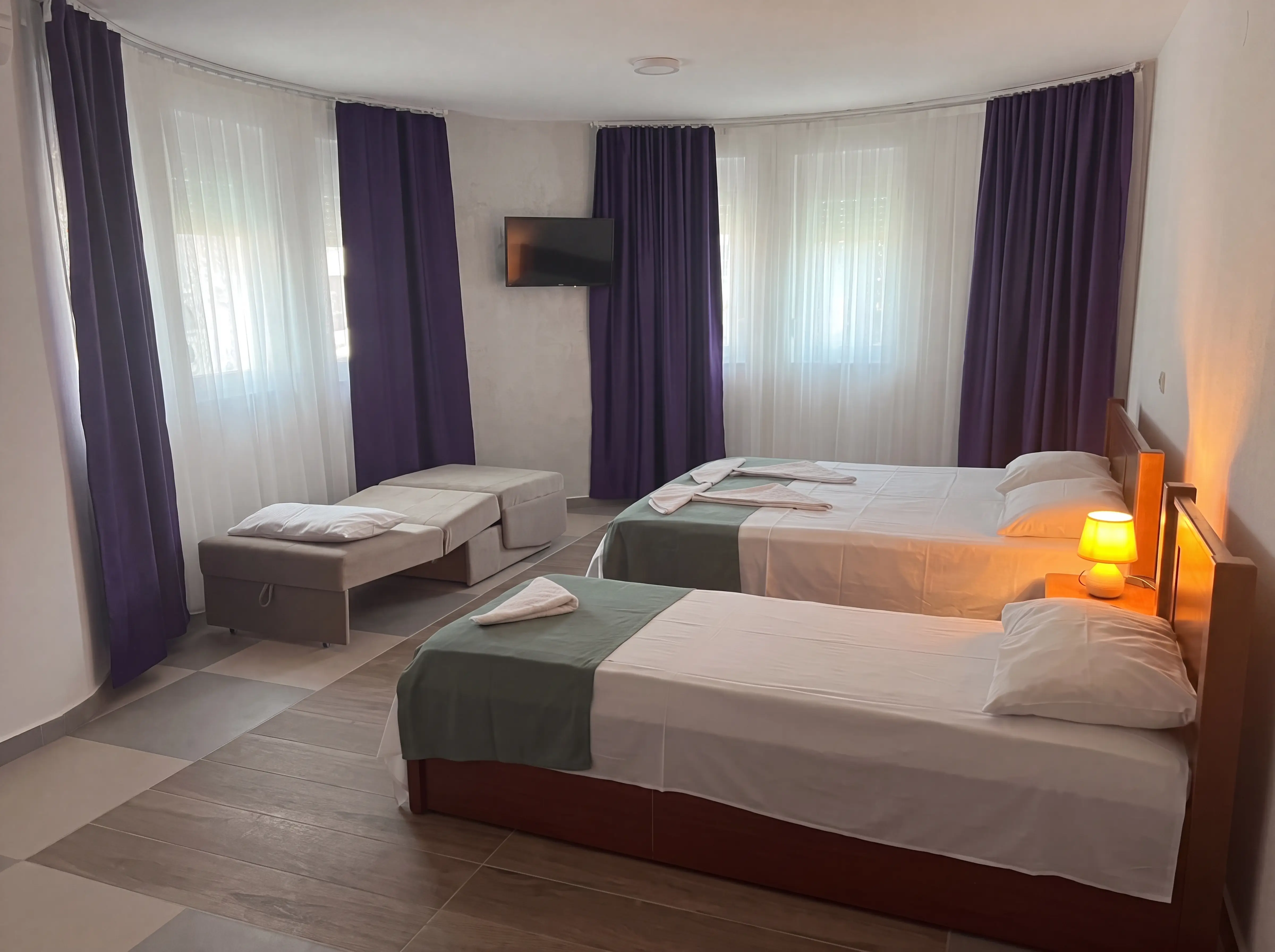Großes Familienzimmer mit vier Einzelbetten und einem großen Doppelbett