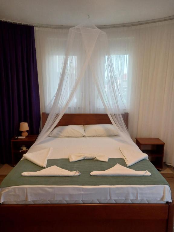 Family room with a double bed and canopy