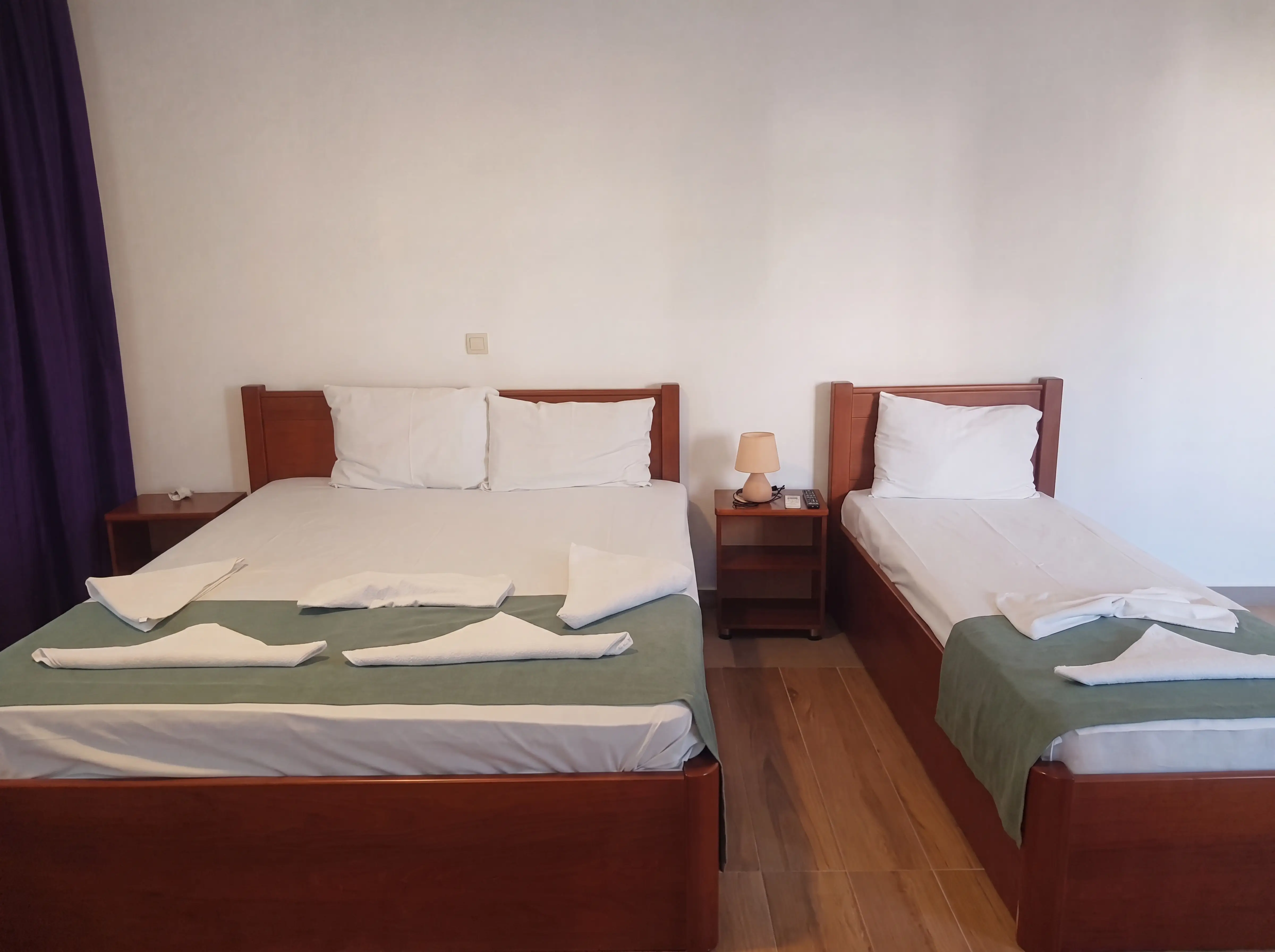 Dreibettzimmer mit einem Einzelbett und einem großen Doppelbett